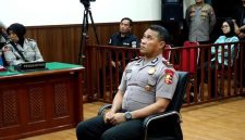 Kompol Kosmas K. Gae, perwira Brimob yang duduk di samping sopir saat rantis (kendaraan taktis) menabrak dan kemudian melindas driver ojek online (ojol), Affan Kurniawan (21), kini menghadapi konsekuensi serius.