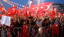 Di Turki, ribuan warga dan mahasiswa turun ke jalan-jalan dalam serangkaian demonstrasi besar menuntut Presiden Recep Tayyip Erdogan mundur.