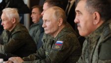 Rusia dan Belarus baru-baru ini menggelar latihan militer gabungan besar bernama Zapad-2025 yang termasuk simulasi penggunaan senjata nuklir taktis, memicu kepanikan di kalangan negara anggota NATO.