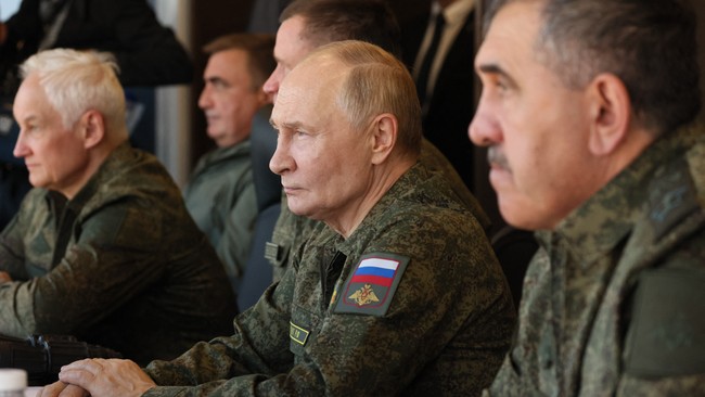 Rusia dan Belarus baru-baru ini menggelar latihan militer gabungan besar bernama Zapad-2025 yang termasuk simulasi penggunaan senjata nuklir taktis, memicu kepanikan di kalangan negara anggota NATO.