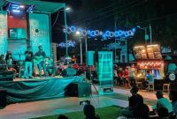 Beberapa tahun terakhir ini, muncul tren hiburan baru yang unik di kota-kota besar Indonesia, yaitu “musik malam mini” — acara musik akustik sederhana di sudut kafe, trotoar, rooftop, atau taman kota.