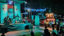 Beberapa tahun terakhir ini, muncul tren hiburan baru yang unik di kota-kota besar Indonesia, yaitu “musik malam mini” — acara musik akustik sederhana di sudut kafe, trotoar, rooftop, atau taman kota.
