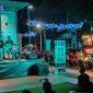 Beberapa tahun terakhir ini, muncul tren hiburan baru yang unik di kota-kota besar Indonesia, yaitu “musik malam mini” — acara musik akustik sederhana di sudut kafe, trotoar, rooftop, atau taman kota.