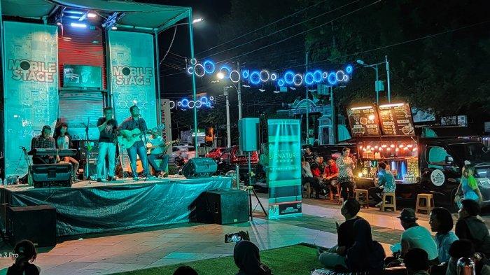 Beberapa tahun terakhir ini, muncul tren hiburan baru yang unik di kota-kota besar Indonesia, yaitu “musik malam mini” — acara musik akustik sederhana di sudut kafe, trotoar, rooftop, atau taman kota.