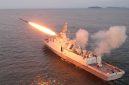 Dunia kembali diramaikan oleh dua berita besar yang mencuri perhatian global. Di satu sisi, Angkatan Laut Amerika Serikat (AS) memukau dunia dengan demonstrasi kekuatan militer melalui penenggelaman kapal perang dalam latihan bersama internasional,