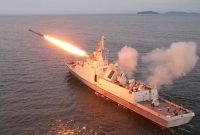 Dunia kembali diramaikan oleh dua berita besar yang mencuri perhatian global. Di satu sisi, Angkatan Laut Amerika Serikat (AS) memukau dunia dengan demonstrasi kekuatan militer melalui penenggelaman kapal perang dalam latihan bersama internasional,