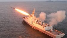 Dunia kembali diramaikan oleh dua berita besar yang mencuri perhatian global. Di satu sisi, Angkatan Laut Amerika Serikat (AS) memukau dunia dengan demonstrasi kekuatan militer melalui penenggelaman kapal perang dalam latihan bersama internasional,