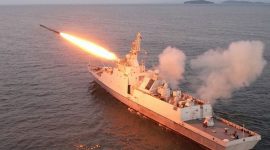 Dunia kembali diramaikan oleh dua berita besar yang mencuri perhatian global. Di satu sisi, Angkatan Laut Amerika Serikat (AS) memukau dunia dengan demonstrasi kekuatan militer melalui penenggelaman kapal perang dalam latihan bersama internasional,