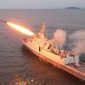 Dunia kembali diramaikan oleh dua berita besar yang mencuri perhatian global. Di satu sisi, Angkatan Laut Amerika Serikat (AS) memukau dunia dengan demonstrasi kekuatan militer melalui penenggelaman kapal perang dalam latihan bersama internasional,