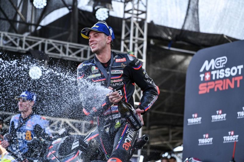 Dalam dunia MotoGP yang penuh persaingan sengit, Aprilia Racing muncul sebagai penantang serius bagi raksasa Italia, Ducati,