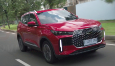 Chery Tiggo Cross CSH Hybrid, SUV crossover kompak yang resmi diluncurkan di Indonesia pada Juli 2025, langsung mencuri perhatian dengan klaim konsumsi BBM super irit hingga 20 km/liter.