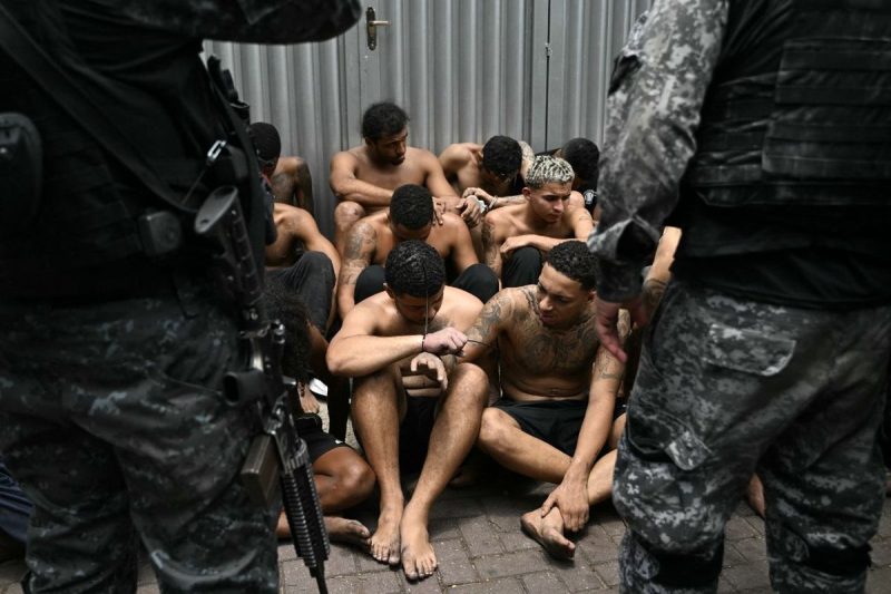 Kota indah yang dikenal dengan pantai Copacabana dan patung Kristus Penyelamat itu berubah menjadi medan perang selama 24 jam terakhir.
