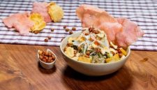 Bubur ase adalah salah satu kuliner tradisional Betawi yang kini semakin langka dan sulit ditemukan.