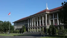 Dalam dinamika pemerintahan modern, kolaborasi antara dunia akademik dan eksekutif menjadi semakin krusial.