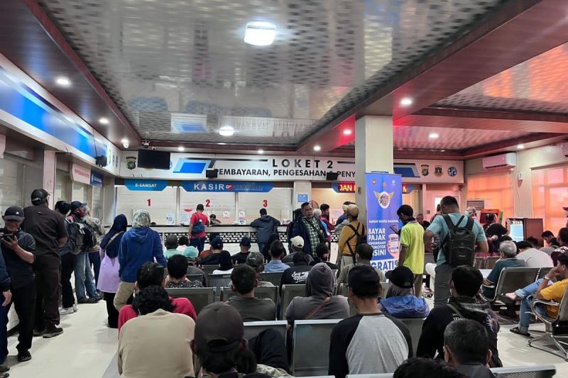 Bayangkan sedang santai di rumah, tiba-tiba ketukan di pintu dari petugas Samsat membawa tagihan pajak kendaraan yang tertunda bertahun-tahun.