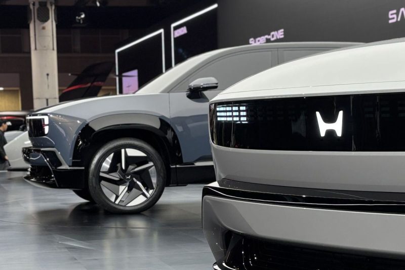 Di tengah serbuan ganas produsen kendaraan listrik (EV) asal Tiongkok seperti BYD dan NIO yang menguasai pasar global, Presiden Honda Motor,