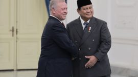 Dalam dunia diplomasi yang sering kali penuh formalitas, pertemuan antara dua pemimpin negara kadang-kadang lebih mirip reuni sahabat lama.