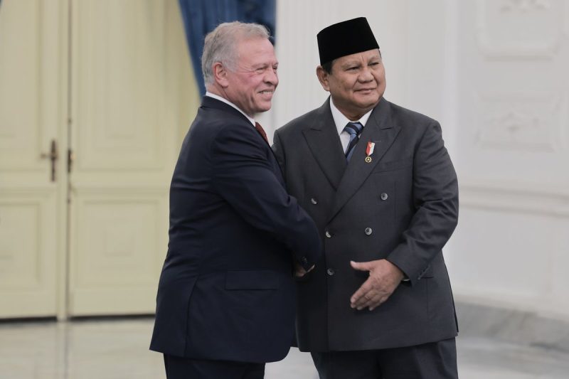 Dalam dunia diplomasi yang sering kali penuh formalitas, pertemuan antara dua pemimpin negara kadang-kadang lebih mirip reuni sahabat lama.