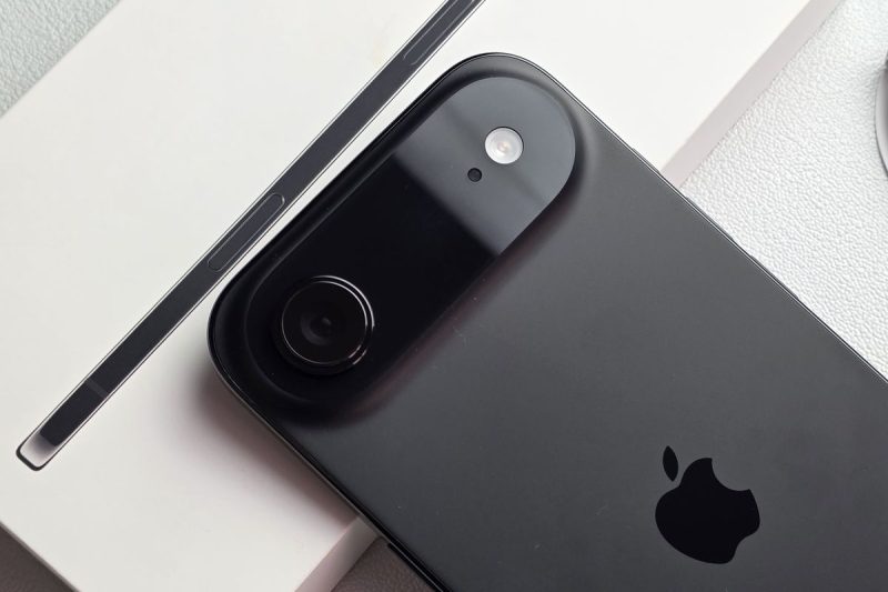 Akhir tahun 2025 membawa kabar gembira bagi penggemar Apple di Indonesia: harga iPhone Air (varian ultra-tipis dari seri iPhone 17) mengalami penurunan signifikan hingga Rp 3,25 juta untuk semua kapasitas penyimpanan.