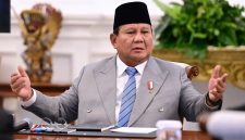 Banjir bandang dan longsor yang melanda wilayah Sumatera sejak akhir November 2025 telah menewaskan ratusan jiwa dan mengisolasi ribuan warga.