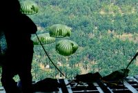 Di tengah lumpur dan air bah yang masih menggenangi wilayah Aceh Tamiang, sebuah misi heroik digelar TNI Angkatan Udara (AU) untuk menembus akses darat yang putus total.