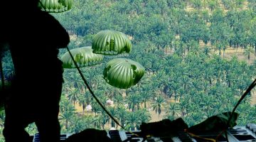 Di tengah lumpur dan air bah yang masih menggenangi wilayah Aceh Tamiang, sebuah misi heroik digelar TNI Angkatan Udara (AU) untuk menembus akses darat yang putus total.