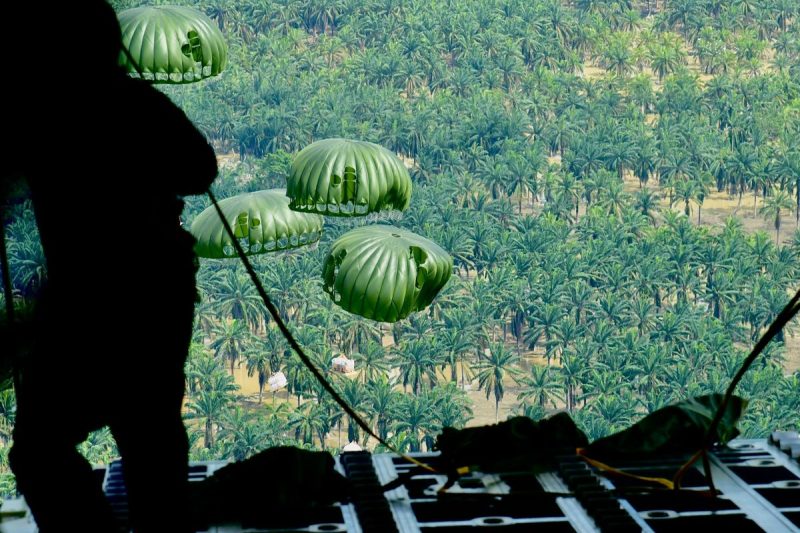 Di tengah lumpur dan air bah yang masih menggenangi wilayah Aceh Tamiang, sebuah misi heroik digelar TNI Angkatan Udara (AU) untuk menembus akses darat yang putus total.