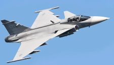 12 Desember 2025 – Dalam operasi militer terbesar tahun ini, Angkatan Udara Kerajaan Thailand (RTAF) melancarkan serangan udara besar-besaran terhadap kompleks perjudian online di wilayah perbatasan Kamboja,