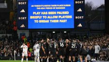 Klub Premier League Leeds United secara resmi mengeluarkan imbauan kepada para suporternya untuk menghormati jeda singkat.