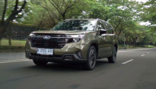 Subaru Forester sering dianggap sebagai mobil yang lebih cocok untuk medan off-road atau perjalanan jauh. Namun, di tahun 2026,