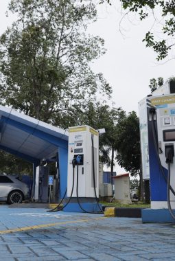 Mudik Lebaran Pakai Mobil Listrik? Tenang, Ini Cara Mudah Cari SPKLU Terdekat di 2026!