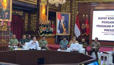 Menteri Sekretaris Negara (Mensesneg) Prasetyo Hadi memimpin rapat koordinasi (rakor) pengawasan pelaksanaan program prioritas Presiden.