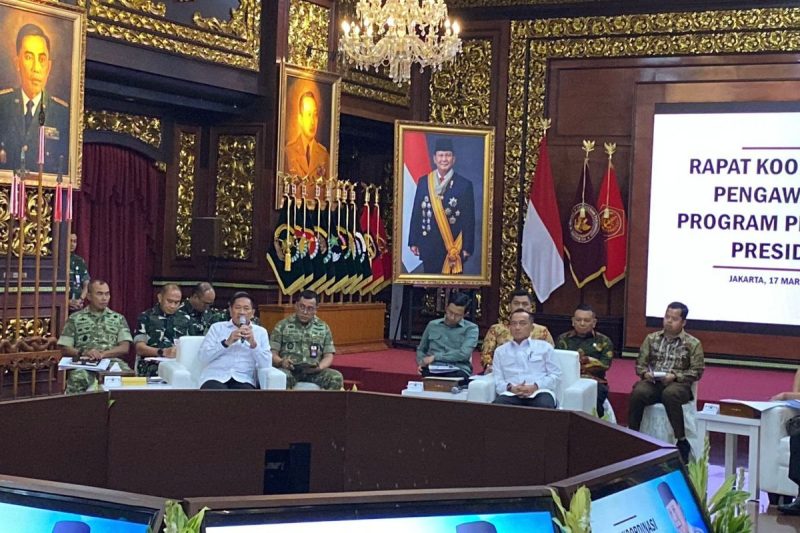 Menteri Sekretaris Negara (Mensesneg) Prasetyo Hadi memimpin rapat koordinasi (rakor) pengawasan pelaksanaan program prioritas Presiden.