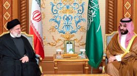 Di tengah konflik yang semakin memanas antara Amerika Serikat, Israel, dan Iran pada Maret 2026, posisi Arab Saudi sebagai negara tetangga utama Iran menjadi sorotan dunia.