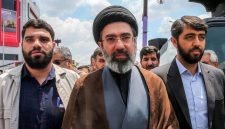Mojtaba Khamenei, putra tertua Pemimpin Tertinggi Iran Ayatollah Ali Khamenei, muncul untuk pertama kalinya di depan publik.