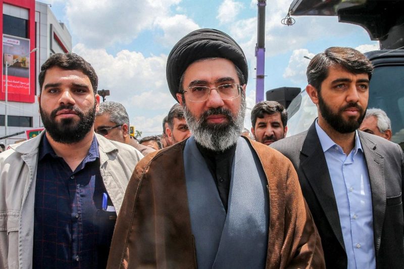 Mojtaba Khamenei, putra tertua Pemimpin Tertinggi Iran Ayatollah Ali Khamenei, muncul untuk pertama kalinya di depan publik.
