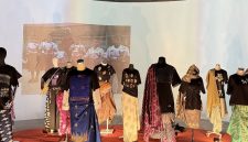 Tenun Nusantara, warisan budaya yang kaya motif dan filosofi, kini semakin dekat dengan generasi muda berkat upaya Cita Tenun Indonesia (CTI).