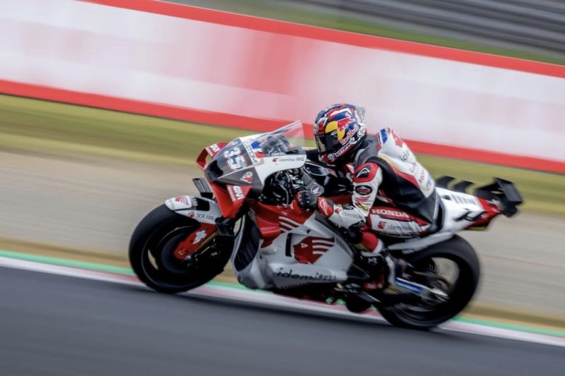 Kejadian tragis menyelimuti ajang World Superbike (WSBK) 2026. Pembalap asal Thailand, Somkiat Chantra