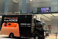 Sebuah aksi tak biasa terjadi di salah satu Apple Store di Indonesia. Seorang pria menjadi pusat perhatian setelah dengan percaya.