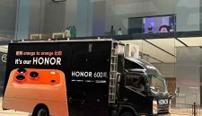 Sebuah aksi tak biasa terjadi di salah satu Apple Store di Indonesia. Seorang pria menjadi pusat perhatian setelah dengan percaya.