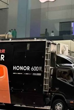 Aksi Nyeleneh di Apple Store, Pria Pamer Ponsel Mirip iPhone 17, Honor Malah Jadi Sorotan