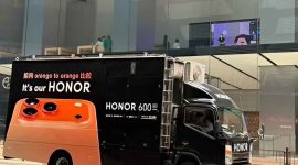 Sebuah aksi tak biasa terjadi di salah satu Apple Store di Indonesia. Seorang pria menjadi pusat perhatian setelah dengan percaya.