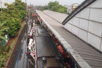 Tragedi maut tabrakan kereta api di Stasiun Bekasi Timur, Kota Bekasi, yang terjadi pada Senin malam, 27 April 2026, terus menjadi sorotan.