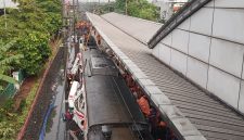 Tragedi maut tabrakan kereta api di Stasiun Bekasi Timur, Kota Bekasi, yang terjadi pada Senin malam, 27 April 2026, terus menjadi sorotan.