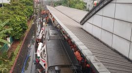 Tragedi maut tabrakan kereta api di Stasiun Bekasi Timur, Kota Bekasi, yang terjadi pada Senin malam, 27 April 2026, terus menjadi sorotan.