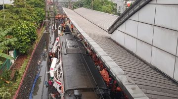 Tragedi maut tabrakan kereta api di Stasiun Bekasi Timur, Kota Bekasi, yang terjadi pada Senin malam, 27 April 2026, terus menjadi sorotan.