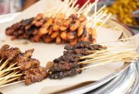 Idul Adha identik dengan penyembelihan hewan kurban dan pembagian daging. Namun, di balik kebahagiaan tersebut,