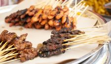 Idul Adha identik dengan penyembelihan hewan kurban dan pembagian daging. Namun, di balik kebahagiaan tersebut,
