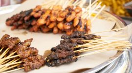 Idul Adha identik dengan penyembelihan hewan kurban dan pembagian daging. Namun, di balik kebahagiaan tersebut,