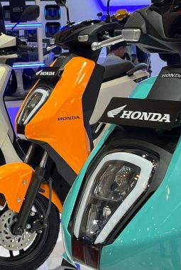 Harga BBM Terus Naik, Mengapa Motor Listrik Masih Sulit Laris?